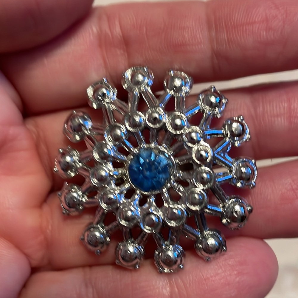 Vintage Silver coloured and blue rhinestone brooch - Picture 2 of 6